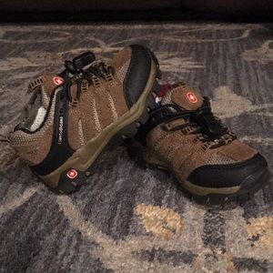 Like new Swiss Gear toddler size6 shoes